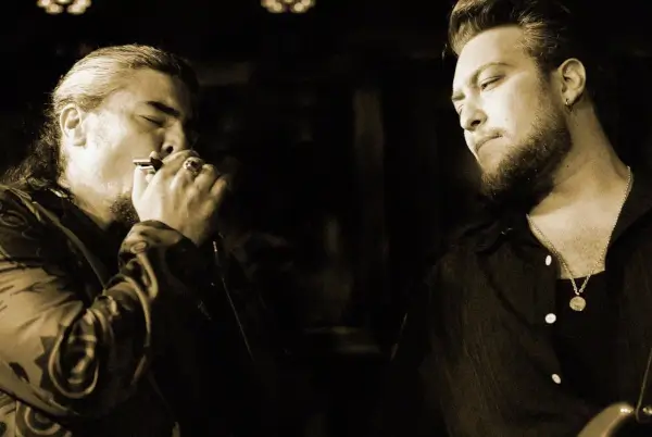 Fotografía de Will Jacobs y Marcos Coll actuando juntos.