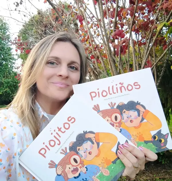 Ilustración de dos niños, Aroa y Adri, con piojos en la cabeza, riendo y buscando soluciones.