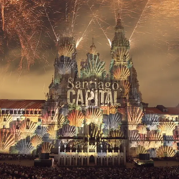 Espectáculo de fuegos artificiales y proyecciones de luz sobre la fachada de la Catedral de Santiago de Compostela durante las Fiestas del Apóstol.
