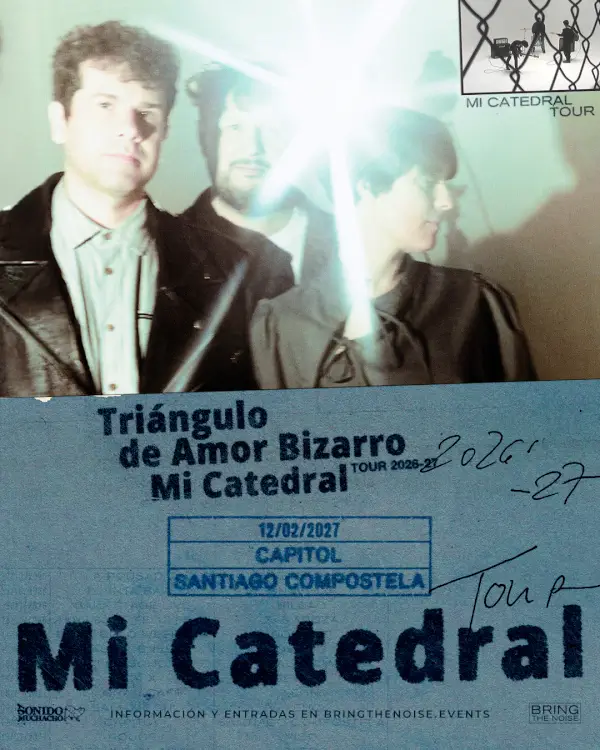 Los miembros de la banda Triángulo de Amor Bizarro tocando sus instrumentos en un escenario oscuro.